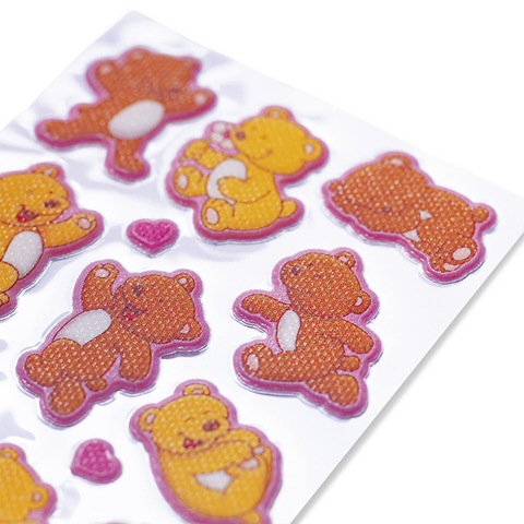 Bunte Aufkleber mit niedlichen Bären in verschiedenen Posen, umgeben von kleinen Herzen. Ideal für Bastelprojekte oder Dekoration.