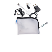 Ein durchsichtiger Beutel mit USB-Kabel, Ladegerät, Ohrhörern und einem USB-Stick.