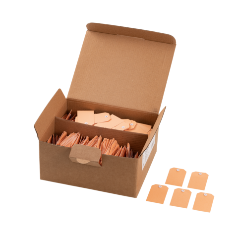 Eine offene Pappschachtel mit zahlreichen kleinen, braunen Etiketten und einigen lose daneben liegenden Etiketten.