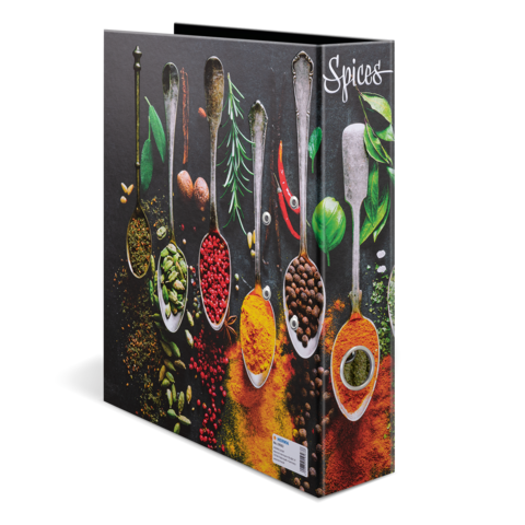 Gewürze in Löffeln angeordnet, darunter verschiedene Sorten wie Kardamom, Pfeffer und Kurkuma, auf einem dunklen Hintergrund.