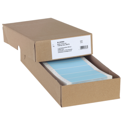 Eine geöffnete Kartonverpackung mit blauen Etiketten, die ordentlich gestapelt sind. Die Verpackung enthält Informationen über das Produkt.