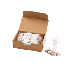 Eine geöffnete Kartonbox mit mehreren kleinen, verpackten Gegenständen und einem Bündel von ähnlichen Gegenständen daneben.