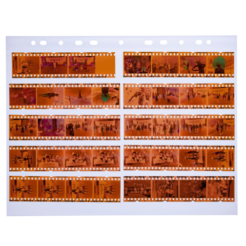 Eine Kontaktkopie von Negativen zeigt verschiedene Szenen und Personen in unterschiedlichen Posen und Aktivitäten, angeordnet in mehreren Reihen.