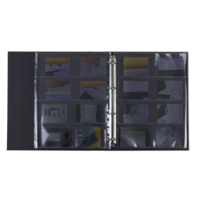 Ein Fotoalbum mit mehreren transparenten Taschen, die verschiedene Dias oder Negative enthalten, die teilweise sichtbar sind.