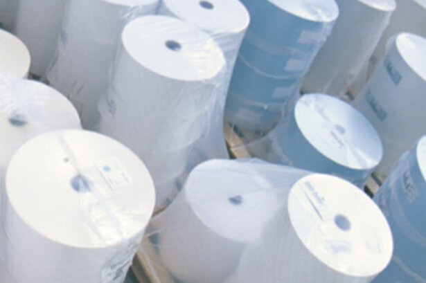 The translation of "Haftmaterial Rollen von oben" is "Adhesive material rolls from above.