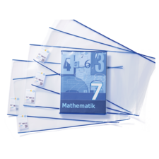 Ein Mathematikbuch mit der Aufschrift "Mathematik 7" und mehrere transparente Hüllen mit blauen Streifen.