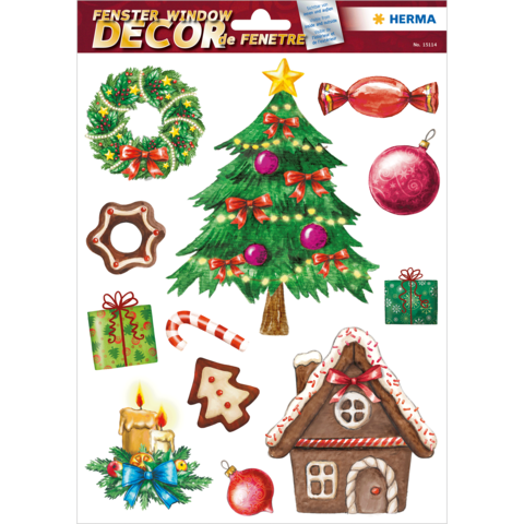 Weihnachtliche Fensterdekoration mit einem Tannenbaum, Geschenken, einer Lebkuchenhaus, Kerzen, Süßigkeiten und einem Kranz.