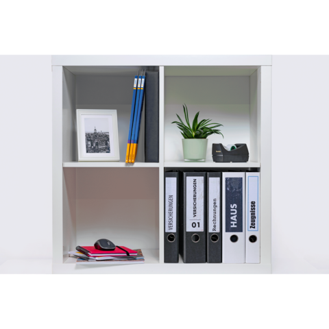 Regal mit Ordnern, einer Pflanze, Bleistiften und einem Bilderrahmen. Enthält Beschriftungen wie "Haus" und "Vertrag".