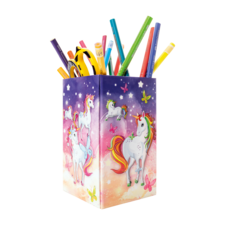Bunt bemalter Stiftbehälter mit Einhornmotiven, gefüllt mit verschiedenen Schreibutensilien in verschiedenen Farben.
