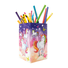 Bunt bemalter Stiftbehälter mit Einhornmotiven, gefüllt mit verschiedenen Schreibutensilien in verschiedenen Farben.