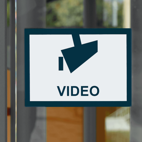 Schild mit einer Kamera und dem Wort "VIDEO", das auf Überwachung hinweist.