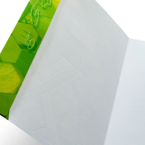 Ein leeres Notizbuch mit einem grünen, strukturierten Einband und einer glatten Innenseite.