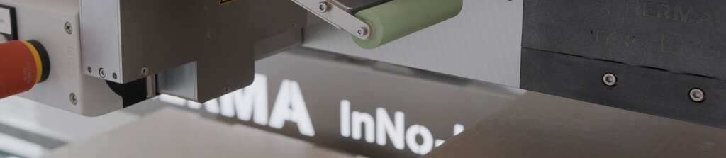 The translation of "Etikettierungsmaschine" is "labeling machine.