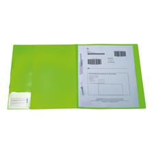 Eine grüne Ordnermappe mit einem Foto eines Fensters und einem Dokument mit Barcode und Adressfeld.