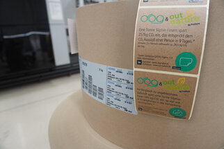 A round box with labels that contain information about CO2 savings and sustainable practices.