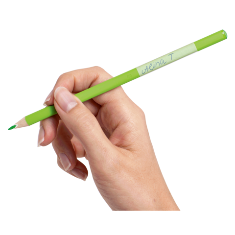 Eine Hand hält einen grünen Buntstift mit der Aufschrift "Alina T." am Ende.