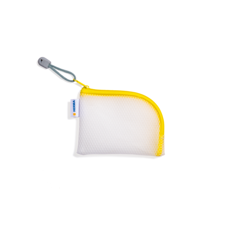 Gelbe Reißverschlusstasche mit grauem Anhänger, ideal für die Aufbewahrung kleiner Gegenstände oder Zubehör.