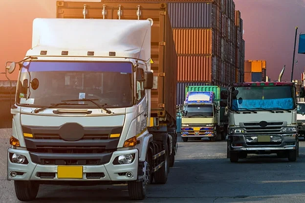 The translation of "LKWs mit Containern" is "trucks with containers.
