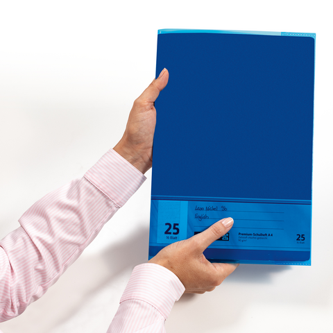 Eine Person hält einen blauen Ordner mit einer blauen Beschriftung und der Zahl 25 in der Hand.