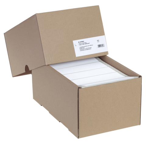 Braune Kartonbox mit geöffnetem Deckel, gefüllt mit mehreren weißen Blättern. Auf der Vorderseite befindet sich ein Etikett.