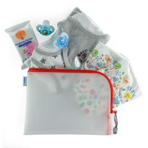 Ein Set mit einem grauen Babybody, einem Schnuller, Feuchttüchern und einer Windel, alles in einem durchsichtigen Beutel mit rotem Reißverschluss.