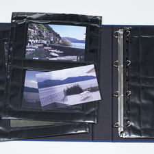 Ein offenes Fotoalbum mit mehreren Bildern, die Landschaften und Terrassenansichten zeigen, sowie leeren Seiten für weitere Fotos.