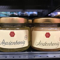 Order roll labels online in digital printing: Honey labels for acacia honey on the shelf.