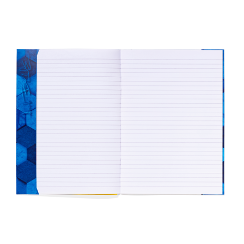 Ein offenes Notizbuch mit linierten Seiten und einem bunten, hexagonalen Muster auf dem Einband.