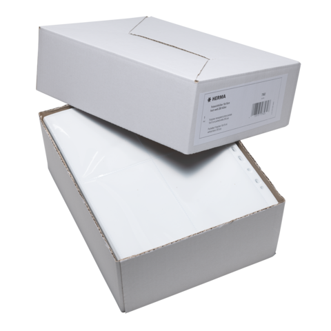 Weißer Karton mit einem geöffneten Deckel, der einen Stapel weißer Blätter oder Dokumente zeigt. Auf der Seite ist ein Etikett sichtbar.