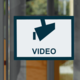 Schild mit einem Kamerasymbol und dem Wort "VIDEO" darauf, das auf Videoüberwachung hinweist.
