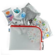 Ein Set mit Babyartikeln: ein graues Oberteil, ein Schnuller, Feuchttücher und eine Windel, alles in einem durchsichtigen Beutel mit rotem Reißverschluss.