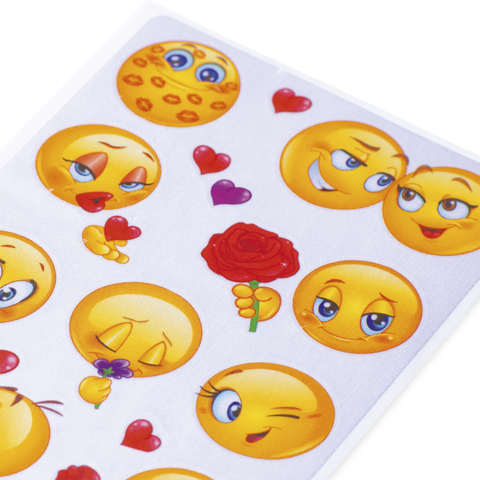 Eine Sammlung von bunten Emojis, darunter lächelnde Gesichter, Herzen und eine rote Rose auf einem weißen Hintergrund.