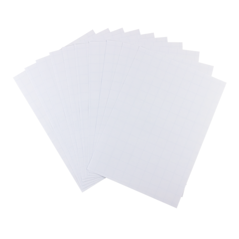 Zehn leere, weiße Blätter Papier, leicht übereinander gestapelt, bereit für den Gebrauch.