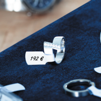 The translation of "Ring mit Ringetikett" is "Ring with ring label.