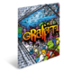 Bunte Graffiti-Kunst auf einer Mauer, mit dem Wort "Graffiti" in auffälligen Buchstaben und verschiedenen cartoonhaften Figuren und Mustern.