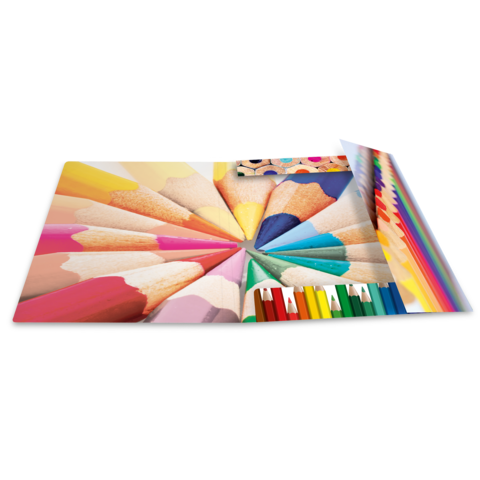 Ein aufgeschlagenes Buch zeigt eine Vielzahl von Buntstiften in verschiedenen Farben, die kreisförmig angeordnet sind.