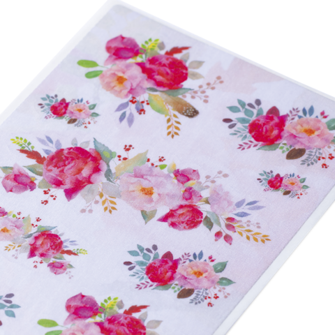 Bunte Blumenmuster auf einem hellen Hintergrund, bestehend aus Rosen und anderen floralen Elementen in verschiedenen Größen.