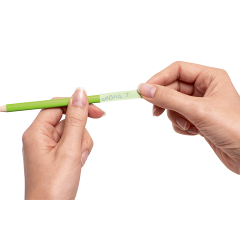 Eine Hand hält einen grünen Bleistift mit der Aufschrift „deine T.“.