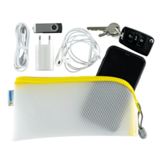 Ein gelbes Netzbeutel enthält ein Smartphone, Kopfhörer, ein Ladegerät, ein USB-Stick, Schlüssel und eine Fernbedienung.