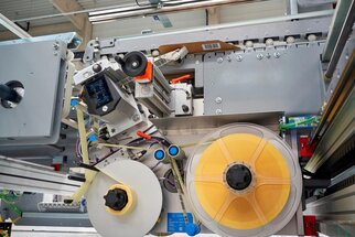Machine for processing materials with rollers and mechanical components, designed for industrial applications.