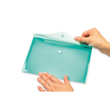 Eine Hand hält einen blauen, flachen Behälter mit einem abnehmbaren Deckel und einem kleinen weißen Knopf in der Mitte.