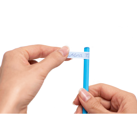 Eine Hand hält einen blauen Stift, während die andere Hand ein Stück Papier mit einem Namen darauf festhält.