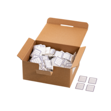 Eine offene Kartonbox voller kleiner, quadratischer Karten mit einem weißen Hintergrund und einem dünnen, schwarzen Rand.