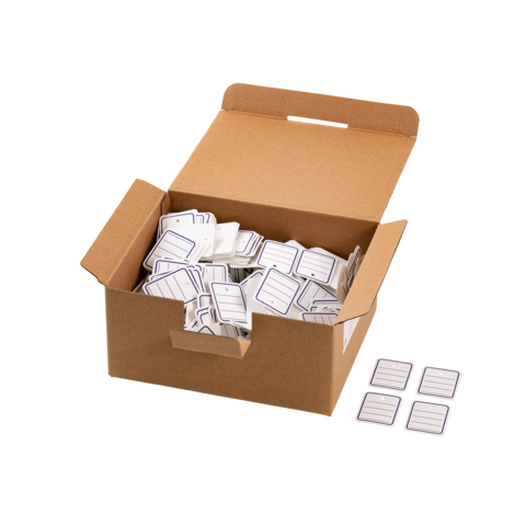 Eine offene Kartonbox voller kleiner, quadratischer Karten mit einem weißen Hintergrund und einem dünnen, schwarzen Rand.