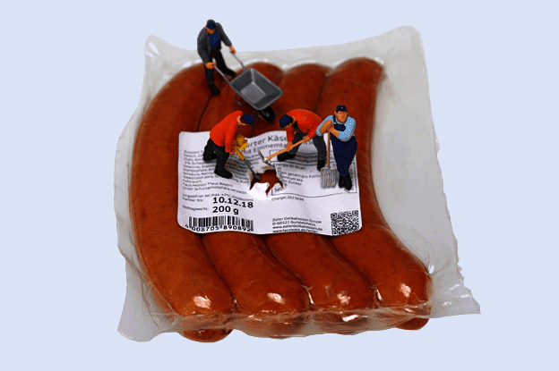 Packaging with several sausages in an orange casing, labeled with product information.