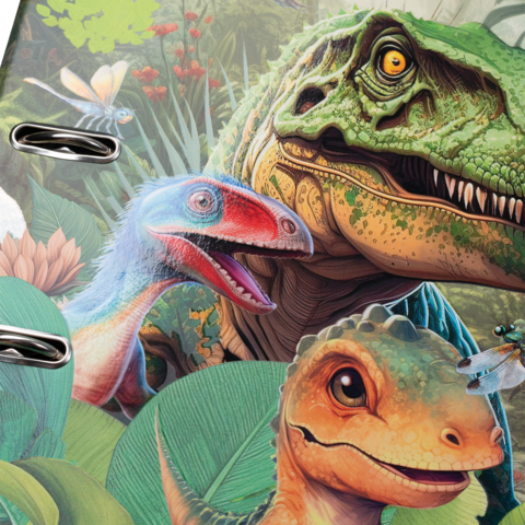 Drei Dinosaurier in lebendigen Farben, darunter ein Tyrannosaurus Rex, ein Velociraptor und ein kleiner Dinosaurier, umgeben von Pflanzen und Blumen.