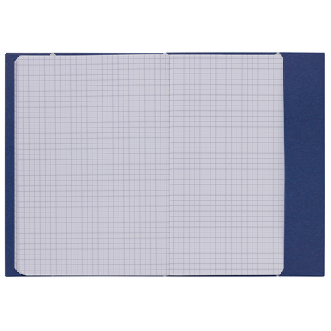 Ein offenes kariertes Notizbuch mit blauen Einband und leeren, quadratischen Kästchen auf beiden Seiten.