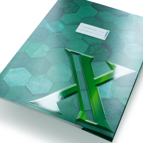 Grünes Heft mit einem glänzenden, stilisierten "X" und einem Aufkleber in der oberen linken Ecke. Hexagonales Muster im Hintergrund.