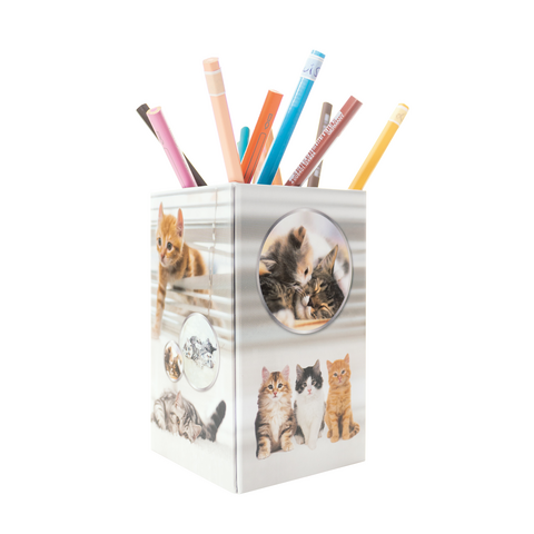 Ein Stiftbehälter mit Katzenmotiven, gefüllt mit bunten Stiften in verschiedenen Farben.
