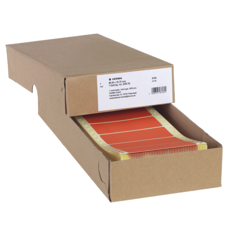 Braune Kartonverpackung mit roten Etiketten, die teilweise herausgezogen sind. Auf dem Etikett sind Produktinformationen zu sehen.